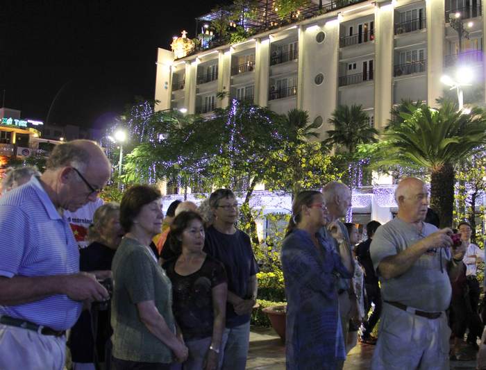 ຈຳນວນແຂກທ່ອງທ່ຽວມາຢ້ຽມຢາມນະຄອນ ໂຮ່ຈີມິນ ໃນໂອກາດບຸນເຕັດເພີ່ມຂຶ້ນຫຼາຍ